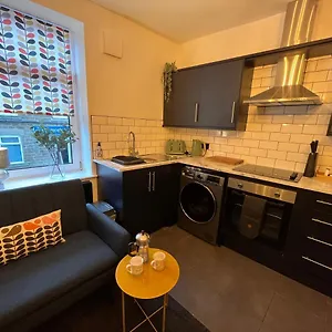 Modern & Retro Two Bedroom In Apartment